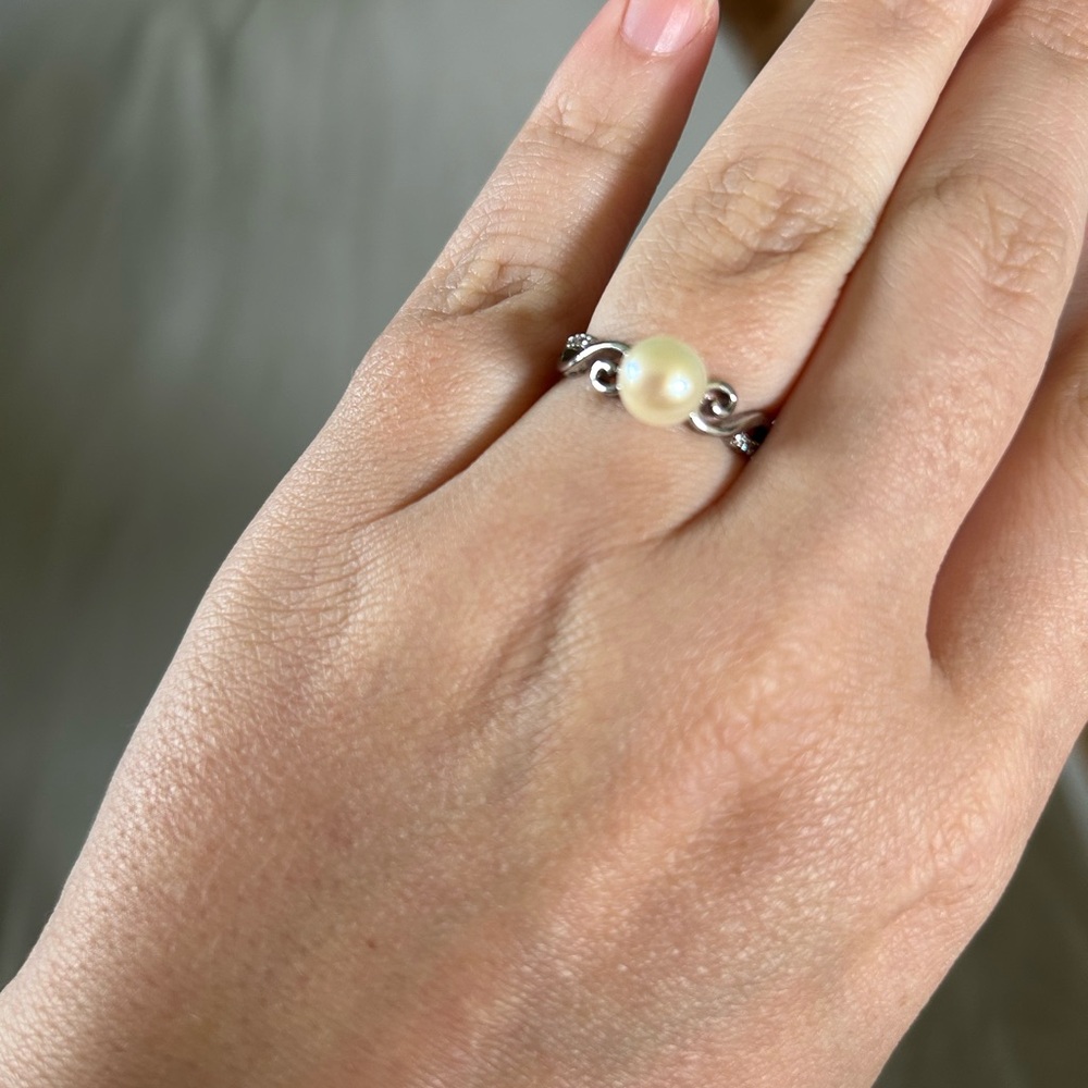 Elegant Silver Pearl Ring